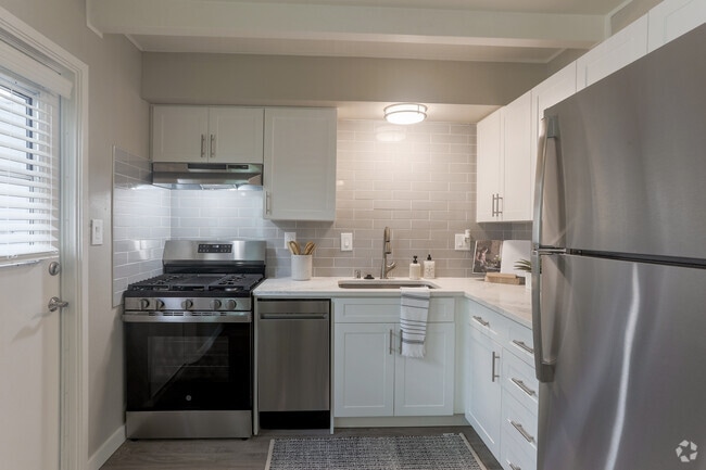 2BR, 1BA - 835SF - Kitchen - Santa Lucia
