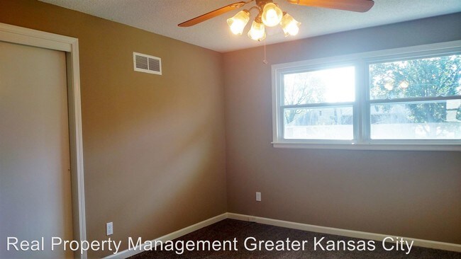 Building Photo - 5517 Crest Dr