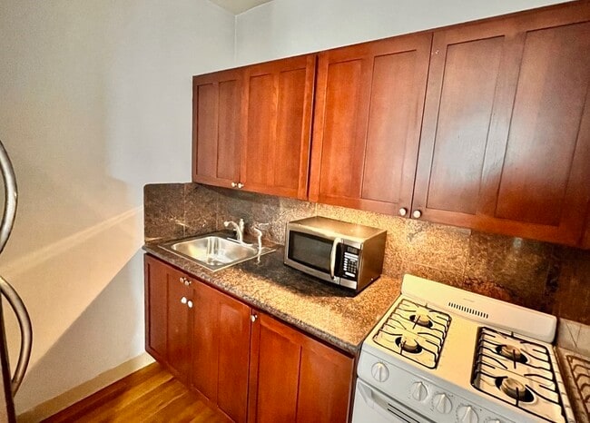 Building Photo - 53 Phillips St