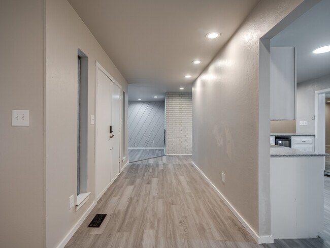 Building Photo - 12136 Thorn Ridge Rd