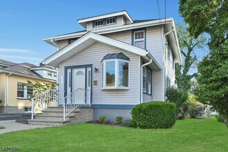 Building Photo - 25 Marinus St