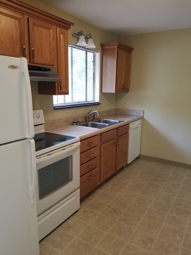 Building Photo - 121 Shagbark Ln