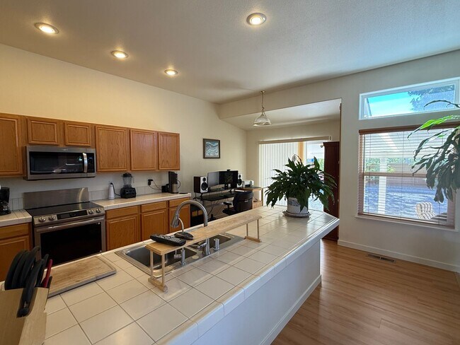Foto del edificio - Beautiful 3 Bedrooms, 2 Baths with a 3 Car...