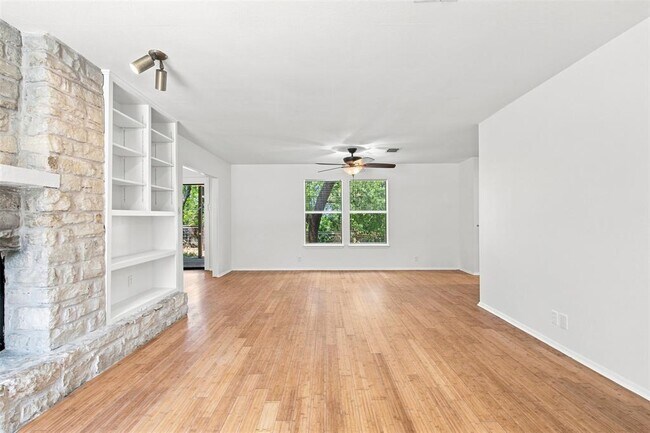 Foto del edificio - 10010 Wildflower Ln