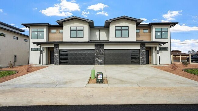 Foto del edificio - Brand-New Luxury Duplex with Monument Views in Fruita!
