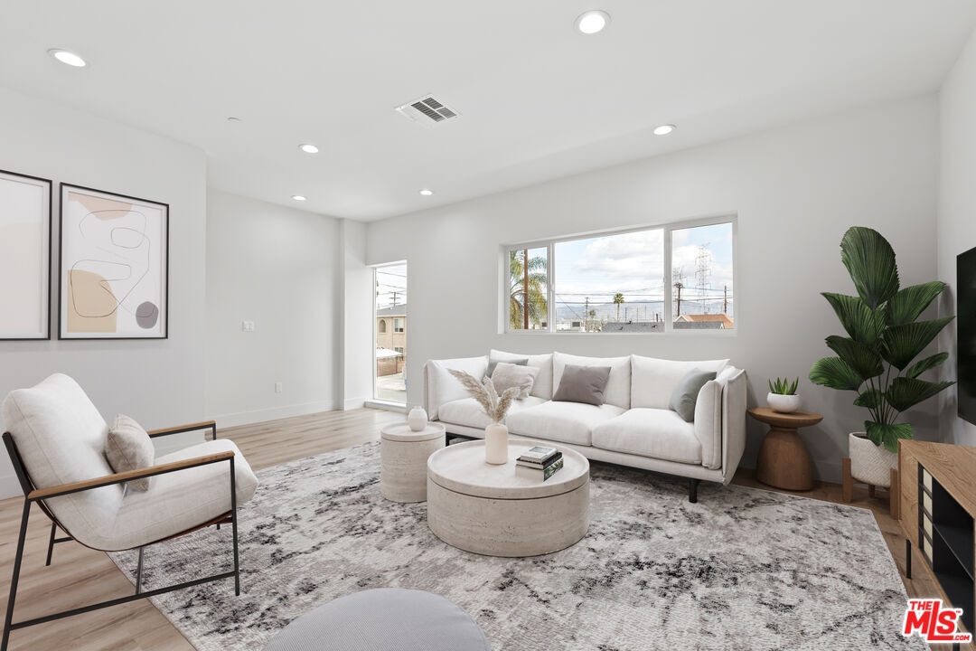 Foto principal - 6937 Simpson Ave