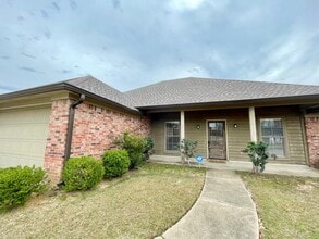 Building Photo - 646 Huntington Dr