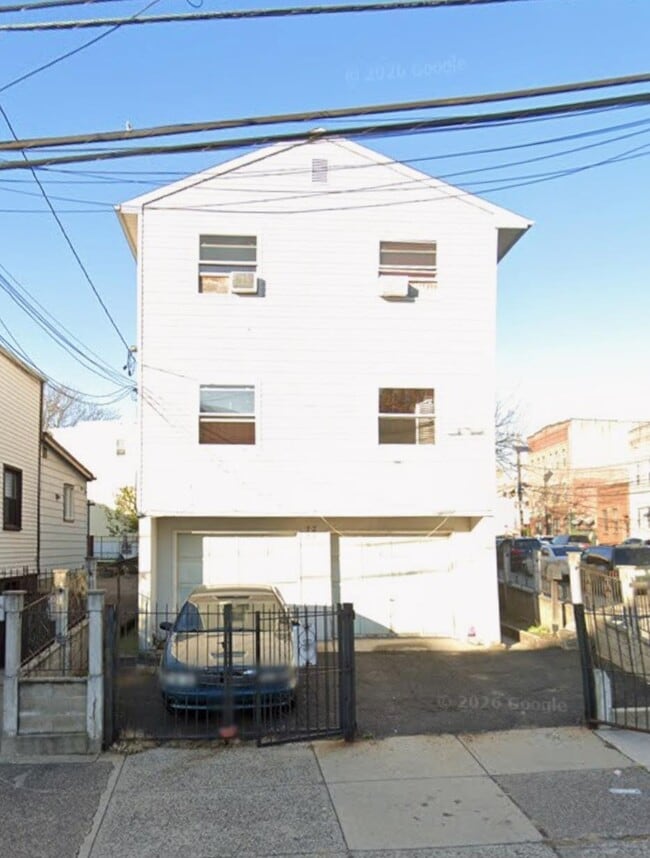 Building Photo - 74 Logan Ave