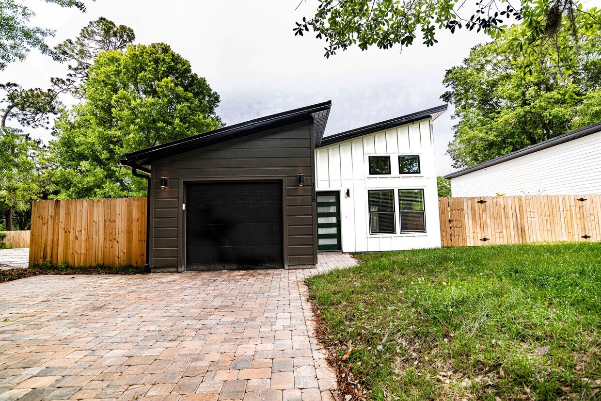 Foto principal - Spacious 3BR/3BA home in a quiet neighborh...