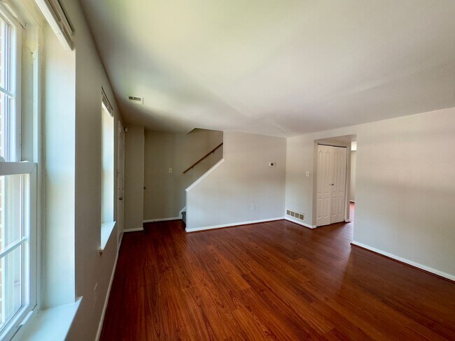 Building Photo - Charming 3Bed/1Bath Family Townhome in Old...