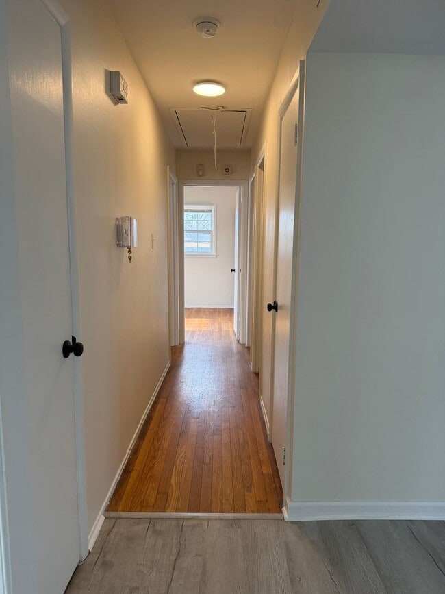 Building Photo - Large Home suitable for Residence or Business