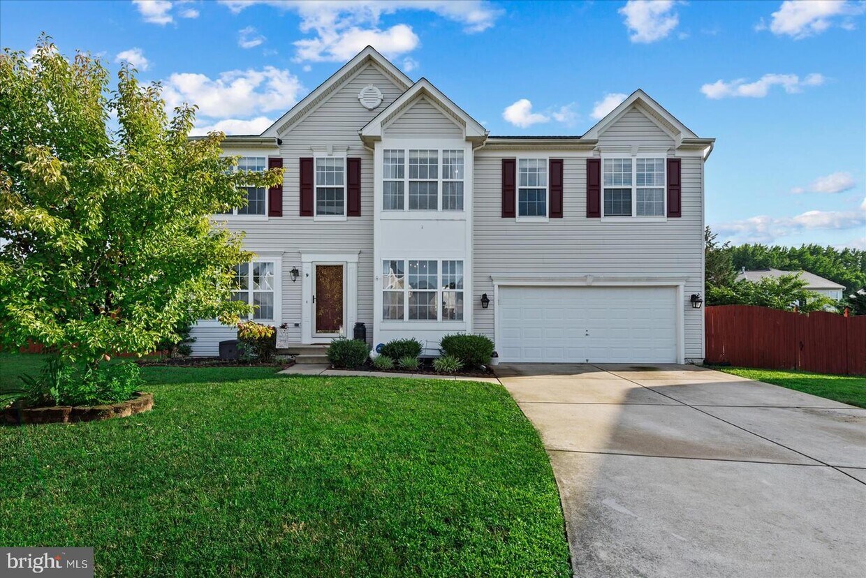 Foto principal - 9 Fairbanks Ct