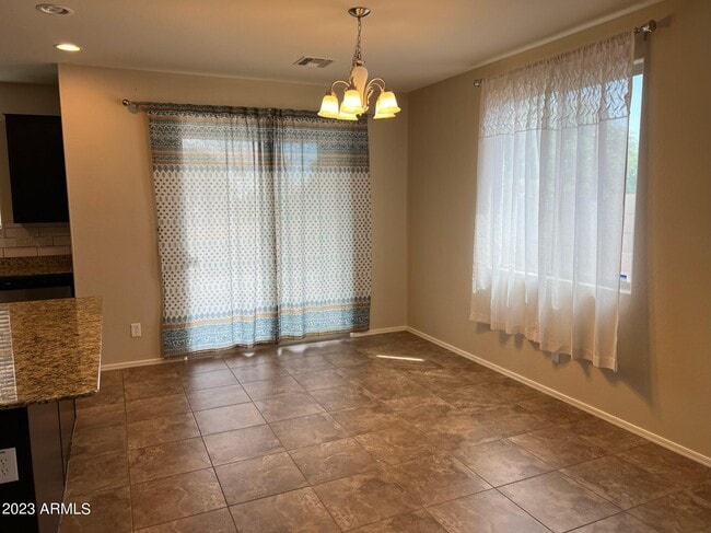 Foto del edificio - 3330 E Russell St