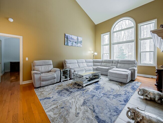 Building Photo - AVAILABLE NOW! Stylish 4-Bedroom Home in Macomb!