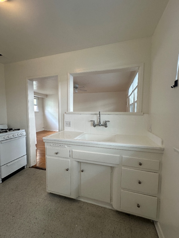 Building Photo - 1737 N Sycamore Ave