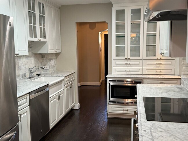 Foto del edificio - Stunning Home, Great Location, and More!