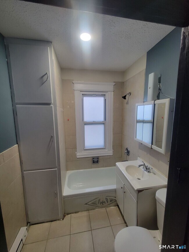 Building Photo - 73 Lounsbury St