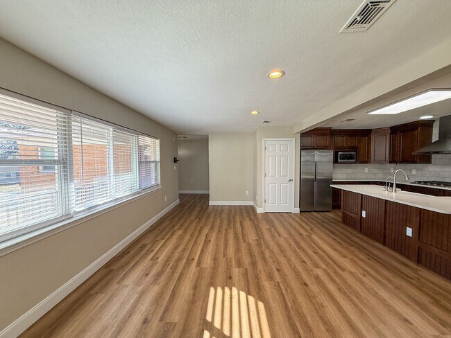 Foto del edificio - Renovated 3BR/2BA Rental w/ Open Floor Plan, Modern Kitchen, Fenced Yard & Bonus Room!