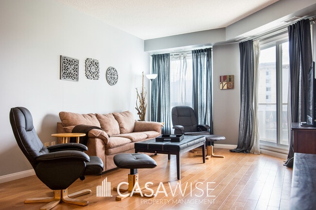 Photo du bâtiment - 9819-9819 104 Street NW