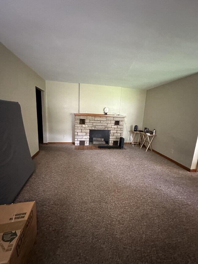 Foto del edificio - Nice 3 bed 1 bath Unit in Triplex with attached garage!