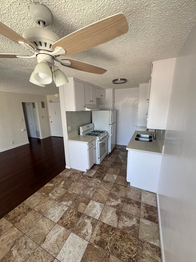 Foto del edificio - 1810 N Bronson Ave