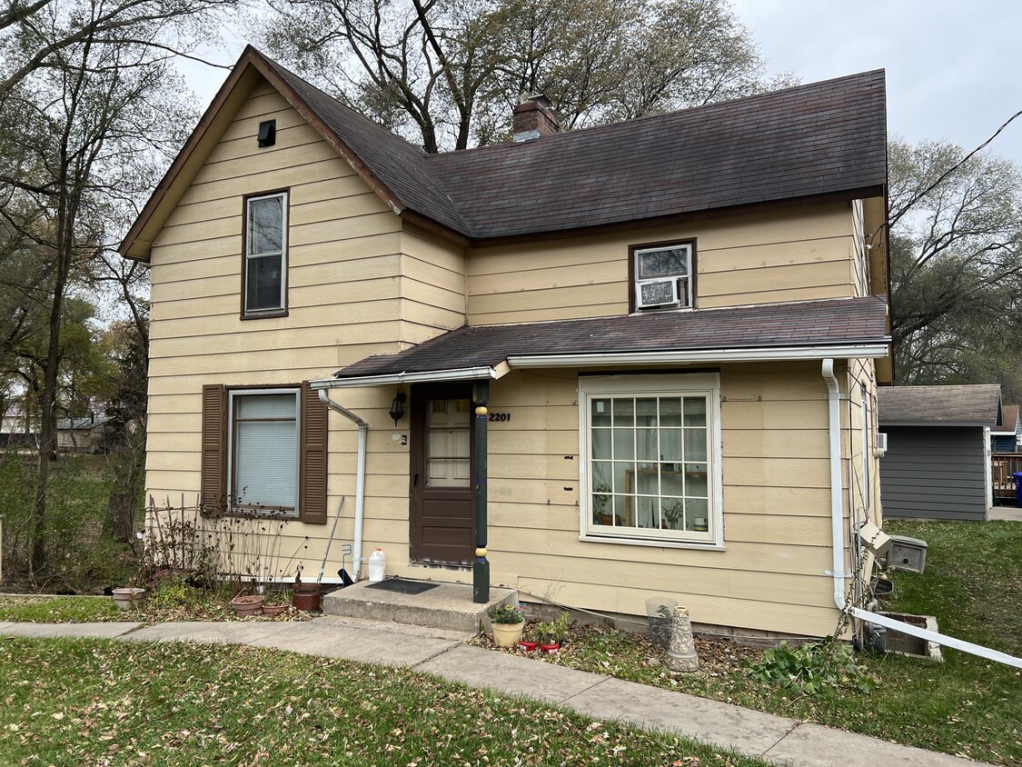 Primary Photo - 2201 E River Rd NE