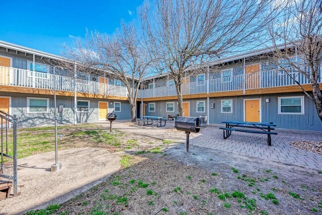 Foto del edificio - 2401 Manor Rd