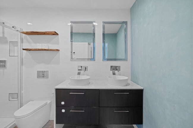 Foto del edificio - Completely Renovated Corner Townhome with Modern Kitchen, Designer Baths, and Private Yard