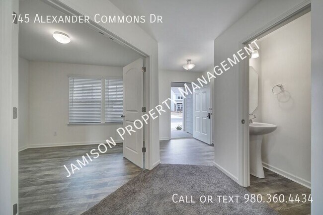 Foto del edificio - 745 Alexander Commons Dr