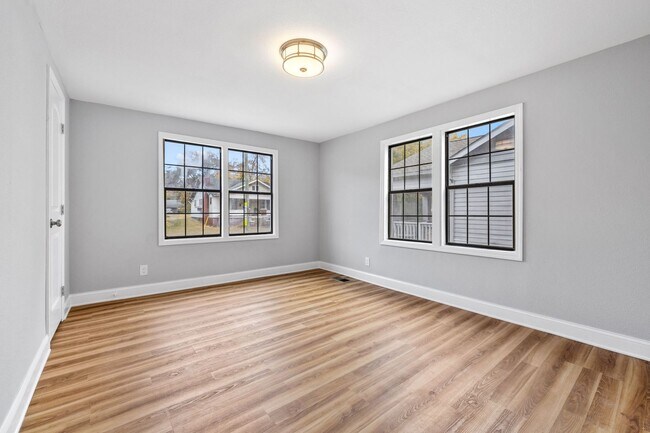 Building Photo - Newly Remodeled Duplex!