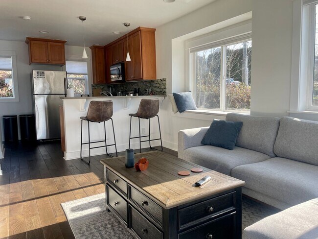 Foto del edificio - Welcome Home 2b/1ba Sun Drenched Townhome - West Seattle Fauntleroy Neighborhood