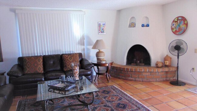 Building Photo - 965 W Camino Guarina