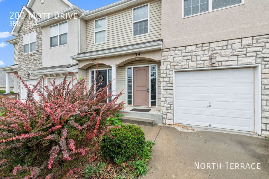 Primary Photo - ?? Freshly Renovated 3BR Townhouse with Bo...