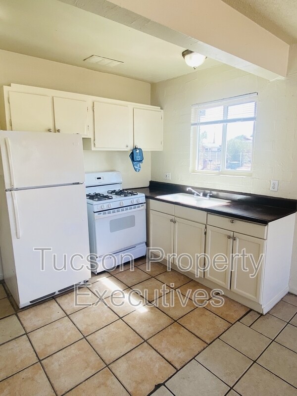 Building Photo - 240 W Sahuaro St