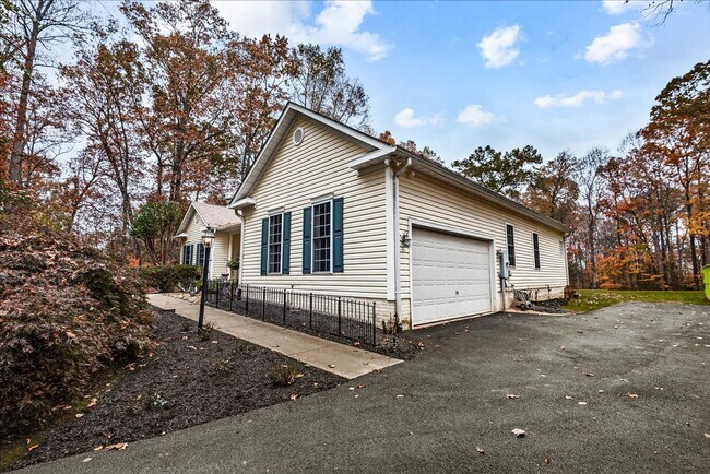 Foto del edificio - **Charming 3-Bedroom Rambler on 3 Acres in...