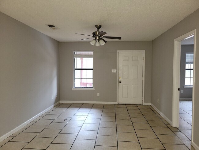 Foto del edificio - Section 8 accepted!!! "Charming 2-Bedroom Haven in the Heart of Decatur – Your Perfect Urban Retr...
