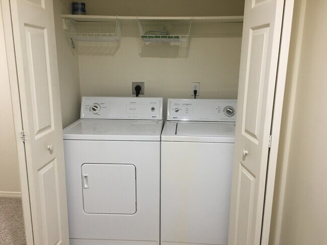 Building Photo - Centrally Located 3 Bedroom 2.5 Bathroom Townhome