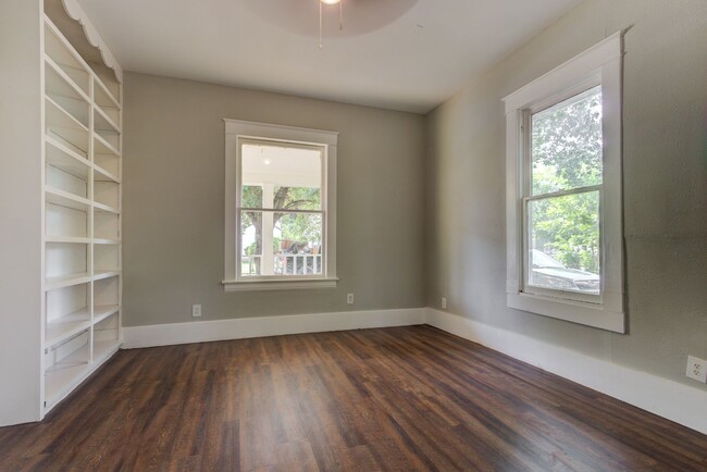 Building Photo - Charming & Renovated Two Bedroom Home