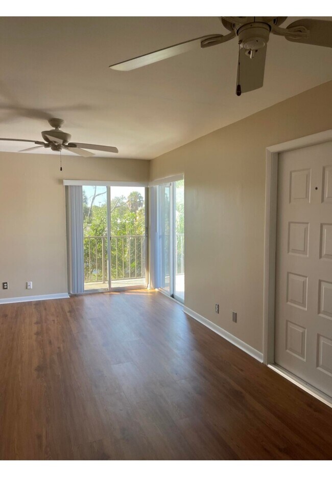 Building Photo - 1839 Fairview Villas Dr