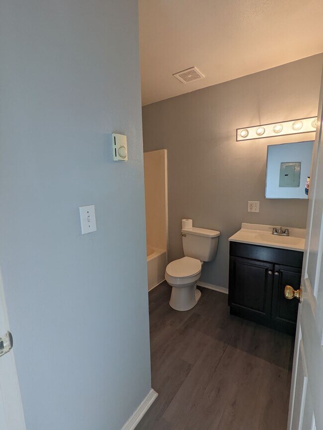 Foto del edificio - Upstairs 2 Bedroom Updated Apartment