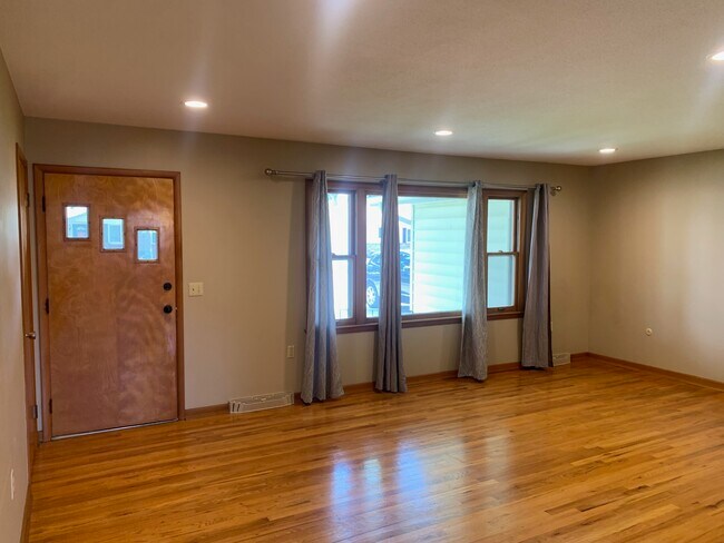 Sala de estar con entrada principal - 2304 N Sycamore St