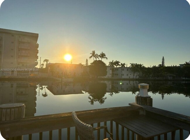 Foto del edificio - 8401 Crespi Blvd
