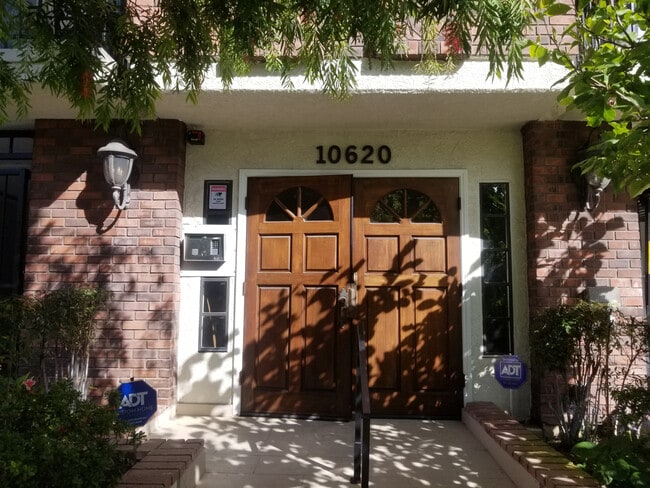 Entrada - 10620 Eastborne Ave