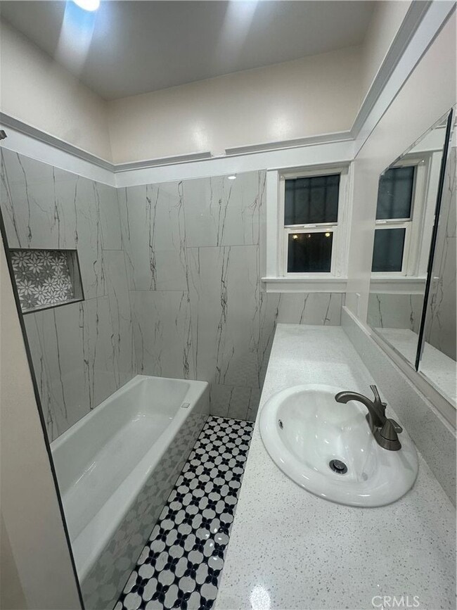 Building Photo - 1054 W 46th St