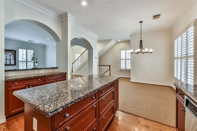 Building Photo - 180 Oak Pl