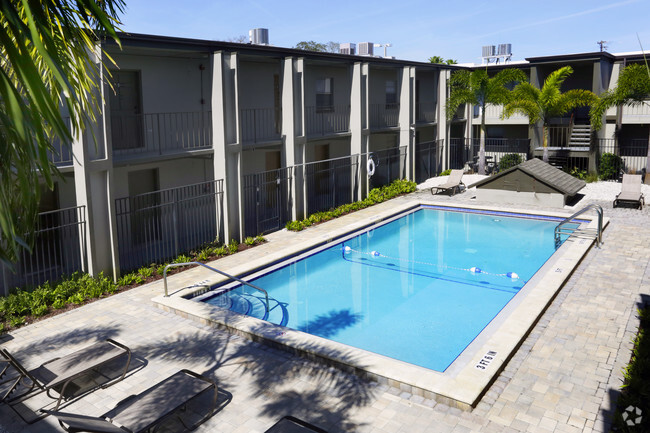 Dos piscinas - Dauphine Apartments