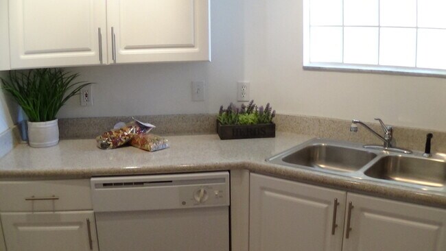 Building Photo - Ask About Our Manager Special!!