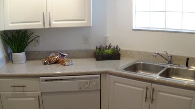 Building Photo - Ask About Our Manager Special!!
