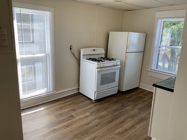 Building Photo - 833 Topeka