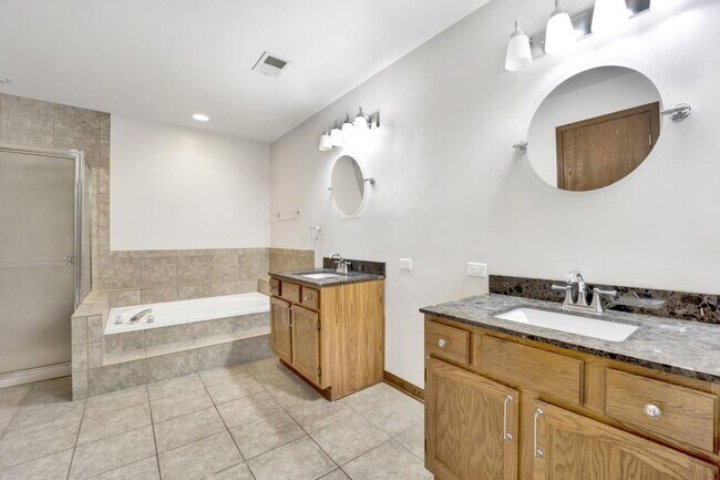 Building Photo - 3 bedroom in Chicago IL 60193